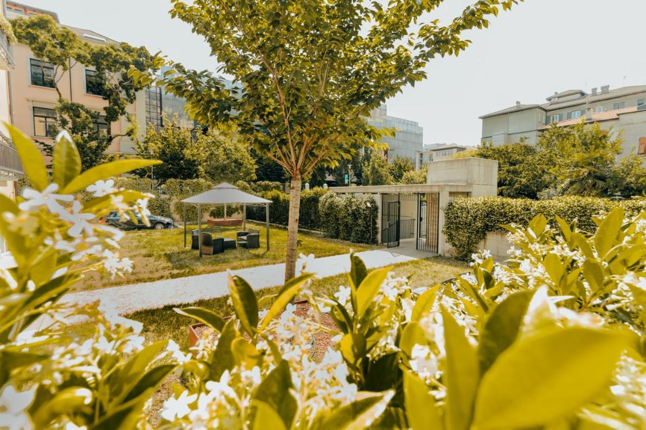 Alpencity Suites Тренто Экстерьер фото